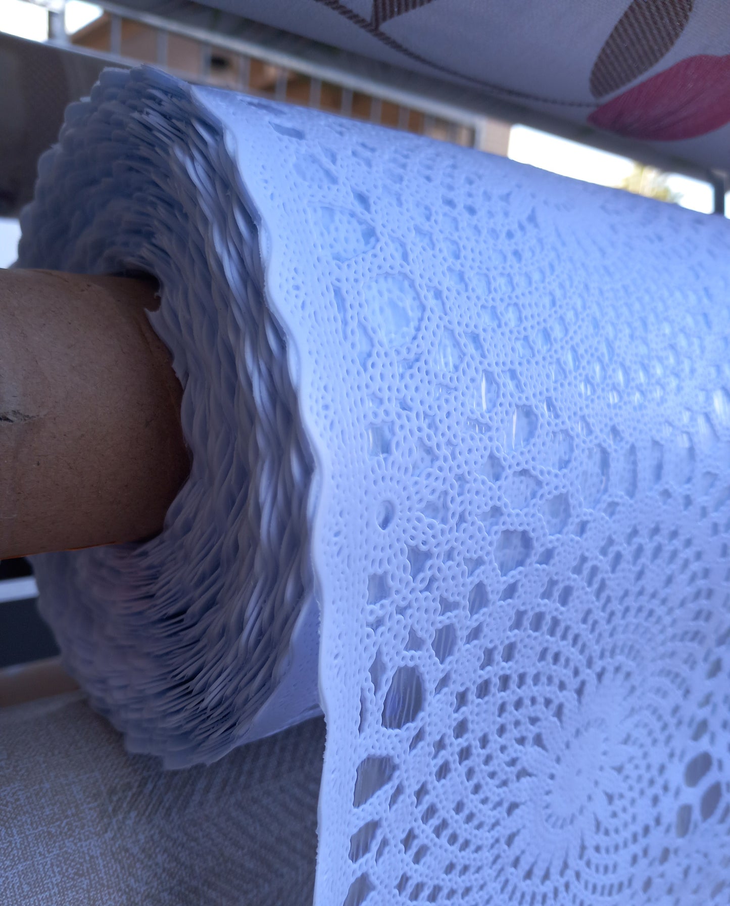 Tovaglia in pvc stile uncinetto con base plastificata.